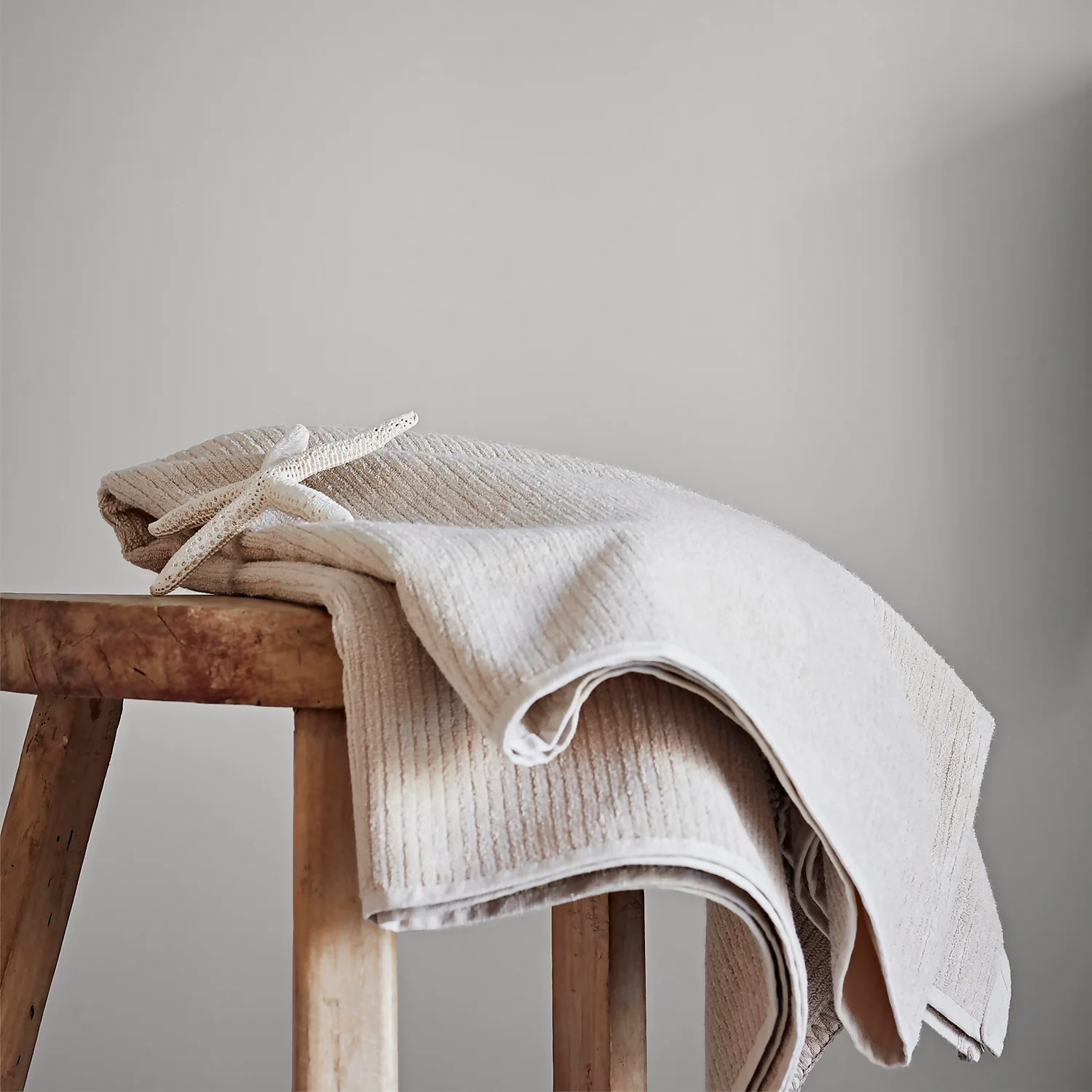 Crown Easyclean® Mouldguard+ Bathroom Mid Sheen Washable Multi Surface Paint Linen Cupboard® - 2.5L 5 Crown Easyclean® Mouldguard+ Bathroom Mid Sheen Washable Multi Surface Paint Linen Cupboard® - 2.5L - Image 3